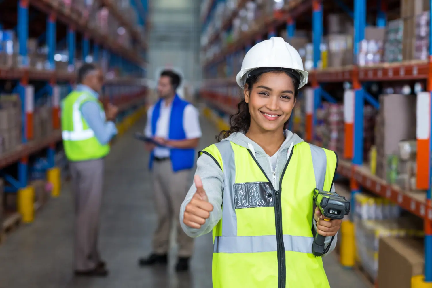 Extens GmbH - Personaldienstleistungen - Arbeiterin in einem Logistiklager